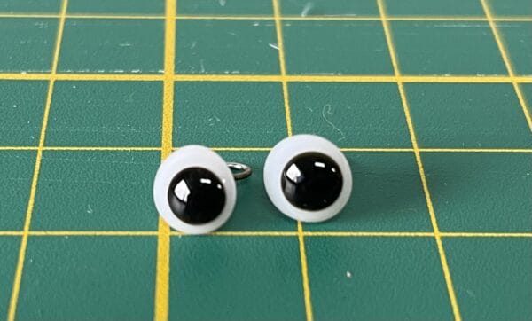Glasaugen weiss mit schwarzer Pupille 6 mm an Drahtöse. 10 Stück / Schielaugen