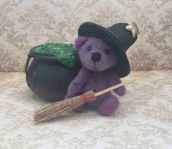 Bärino Bär Hexe Zilly 9 cm Künstlerbär mit Kessel und Besen