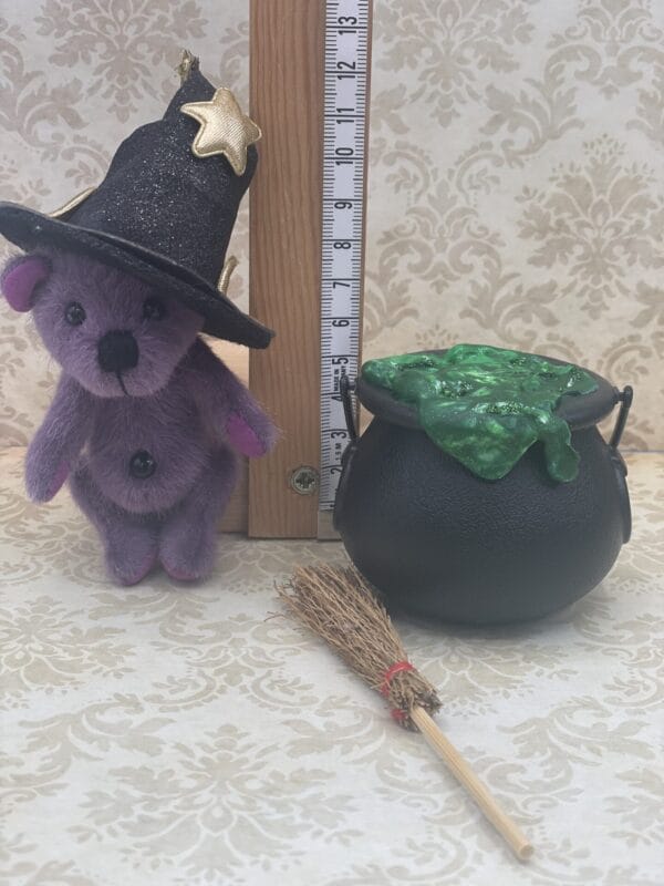 Bärino Bär Hexe Zilly 9 cm Künstlerbär mit Kessel und Besen – Bild 3
