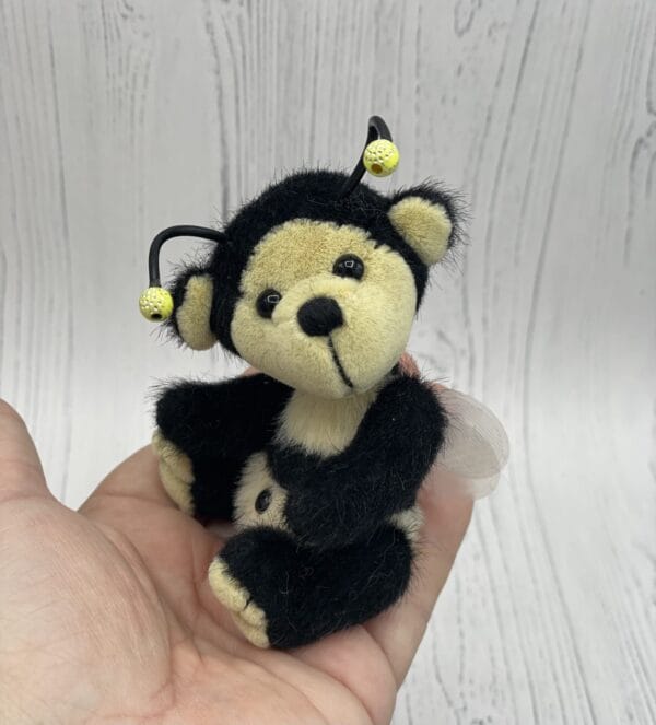Bärino Biene Beebsy mit Honigtopf 9  cm Künstlerbär – Bild 6
