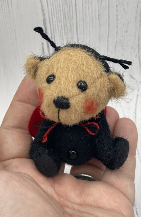 Bärino Marienkäfer Lucky 9  cm Künstlerbär – Bild 6