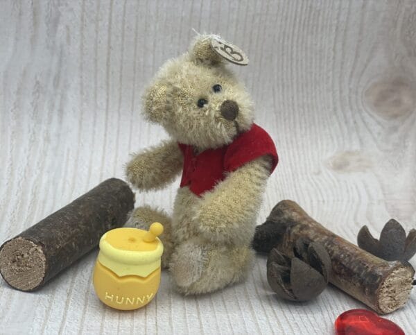 Bärino  Winnie mit Honigtopf 9 cm Künstlerbär – Bild 3