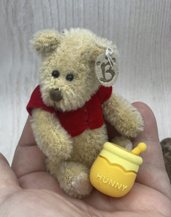 Bärino  Winnie mit Honigtopf 9 cm Künstlerbär – Bild 6