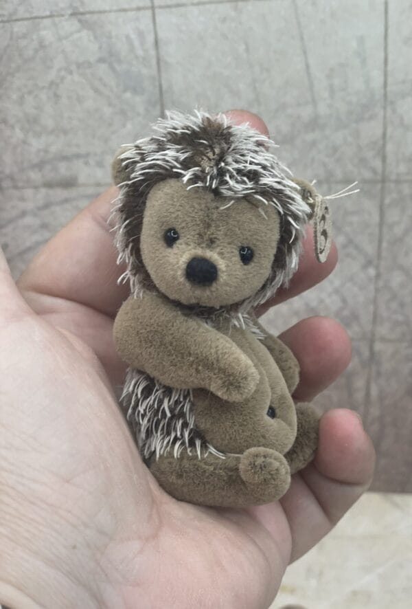 Bärino Igel Jason 9 cm Künstlerbär – Bild 6