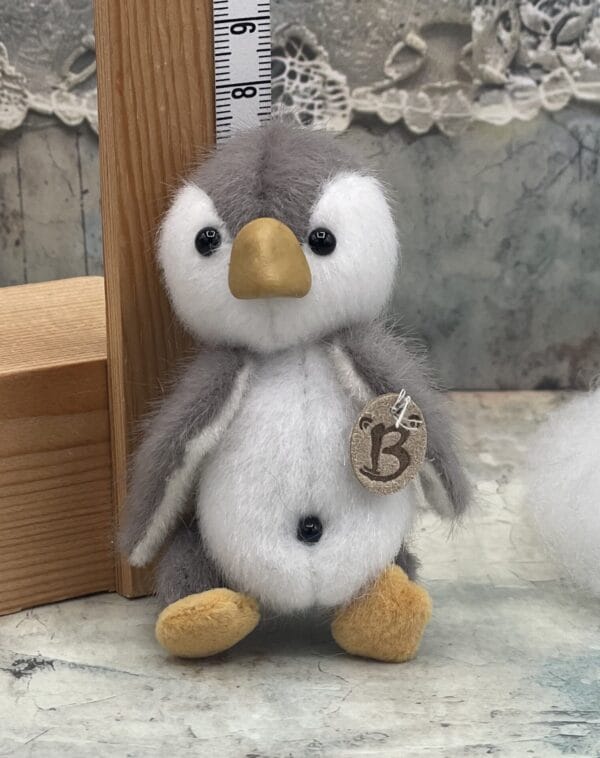 Bärino Pinguin Poppy 7 cm Künstlerbär – Bild 3