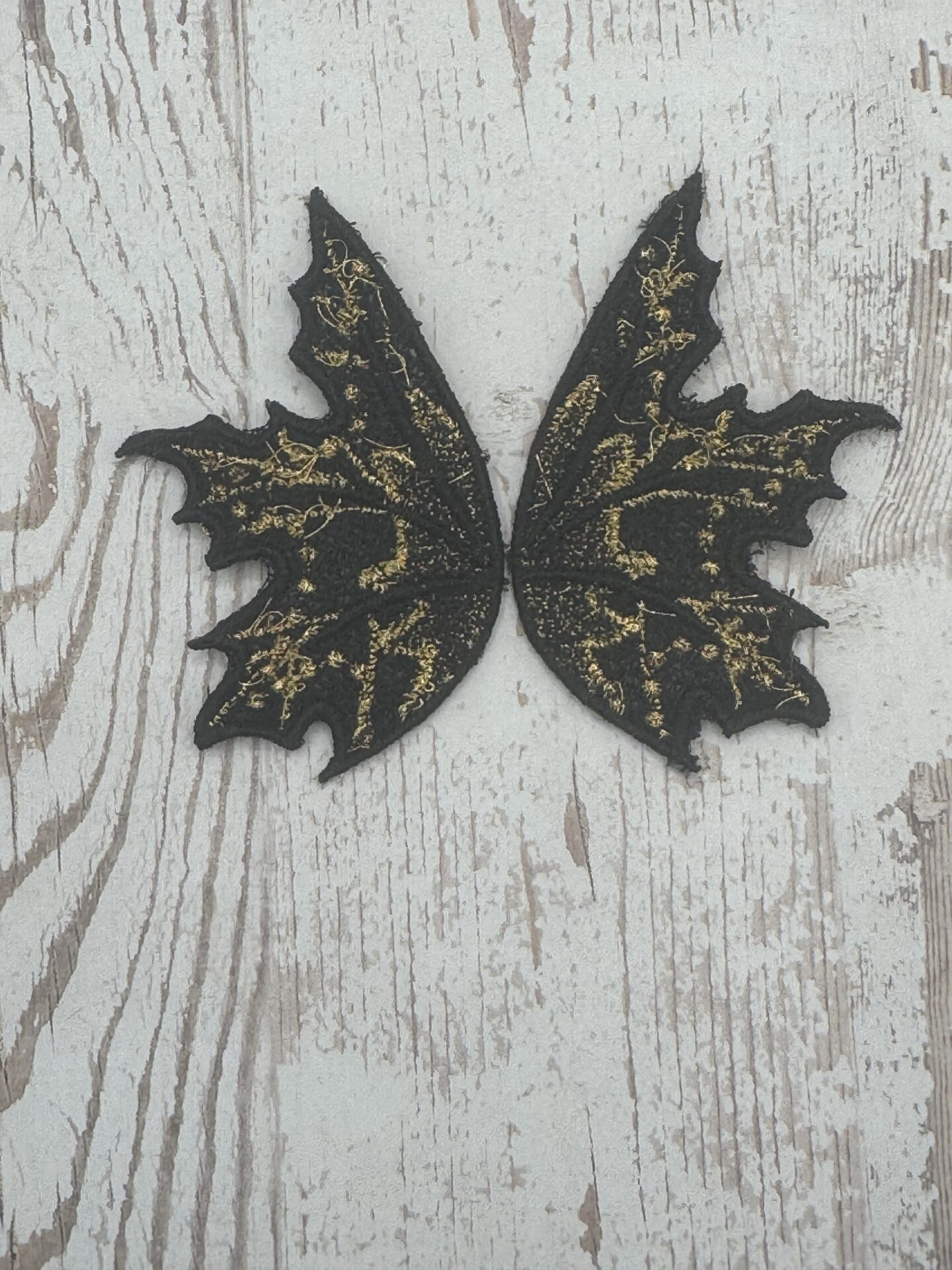 Flügel Schwarz / Gold 7,5 x 5 cm – Bild 3