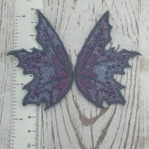 Flügel lila / türkis / grün 7,5 x 5 cm