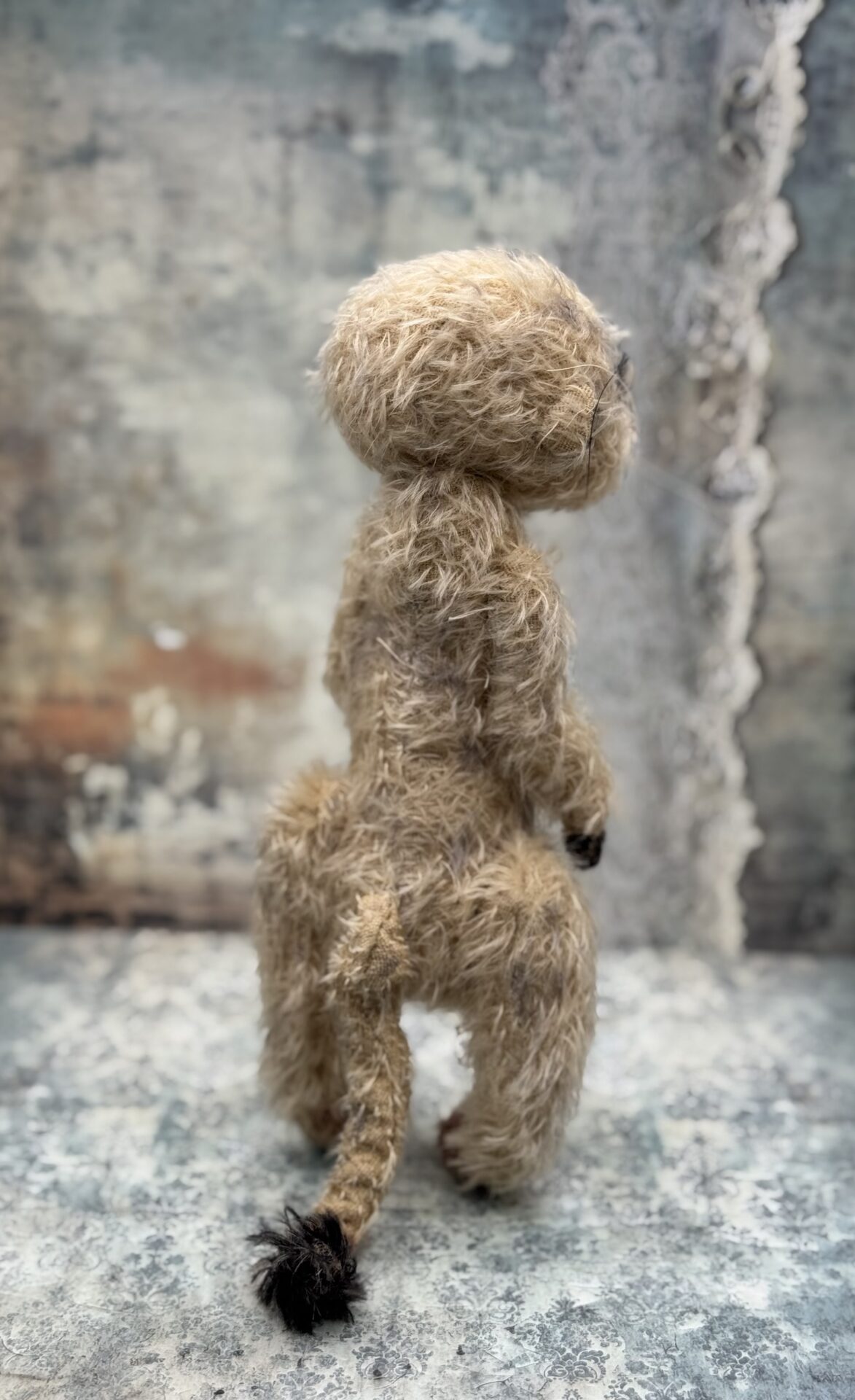 Bärino Erdmännchen Timea 24 cm Künstlerbär – Bild 5